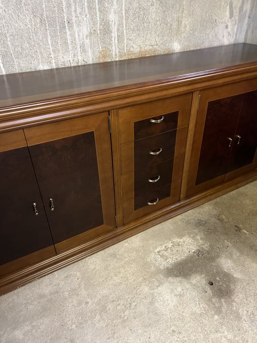 Móvel aparador em madeira maciça em muito bom estado