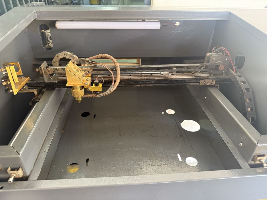 Maquina de gravação e corte a laser