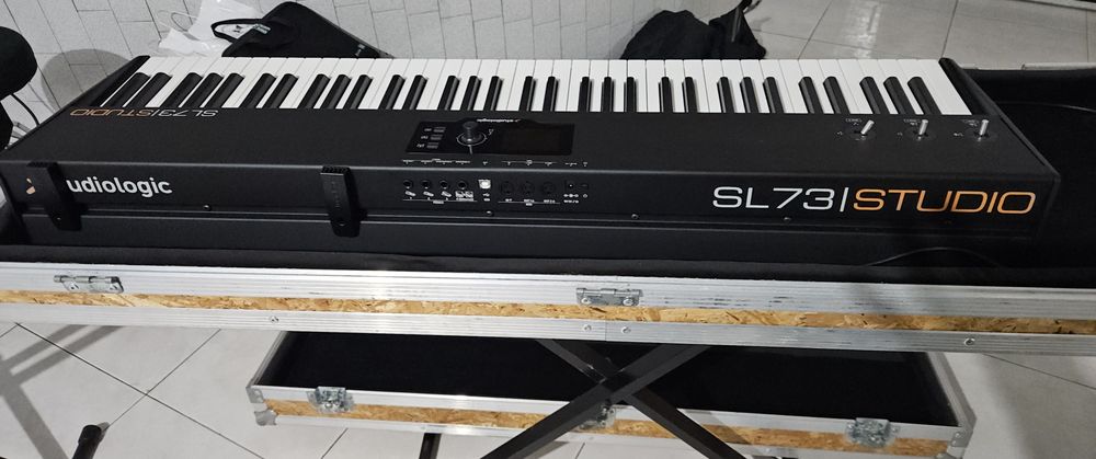 Studiologic SL73 (MIDI keyboard)