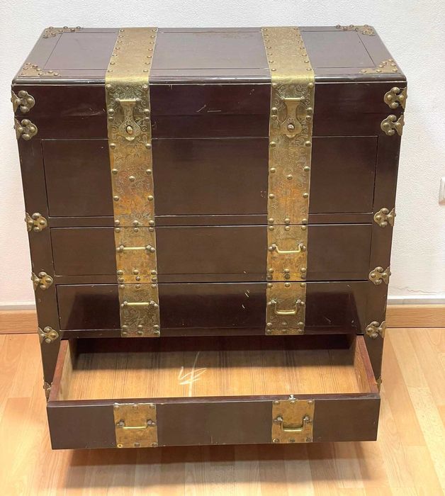 Comoda, antiguidade em madeira com ferragens em latão rendilhado,