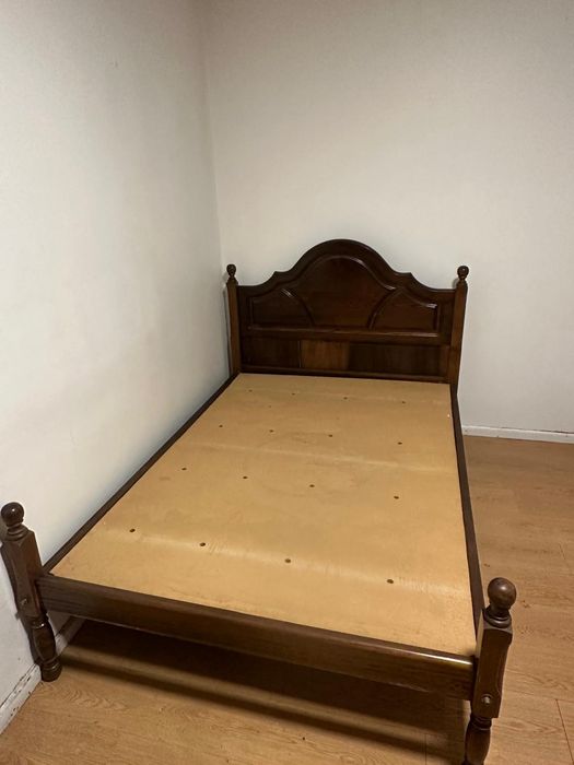 Cama de madeira escura