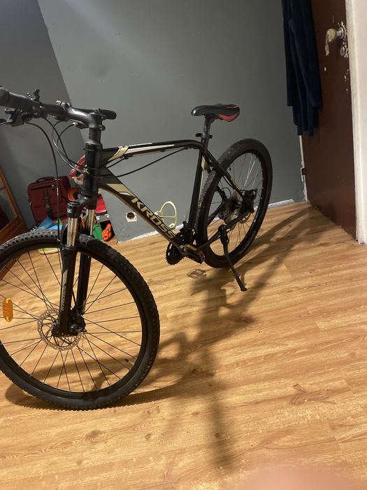 Uma bicicleta com marcas de uso