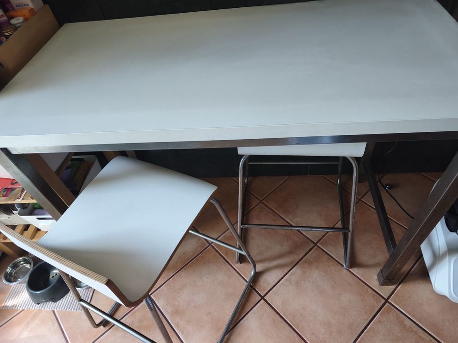 Mesa alta com 2 bancos como novos