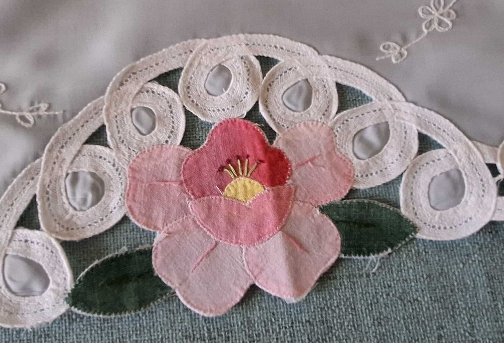 Nap8 - Naperon in polyester using applied art technique430580858157813761