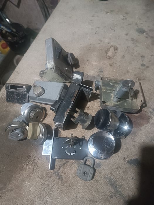 Замкі та ключі,дверні.