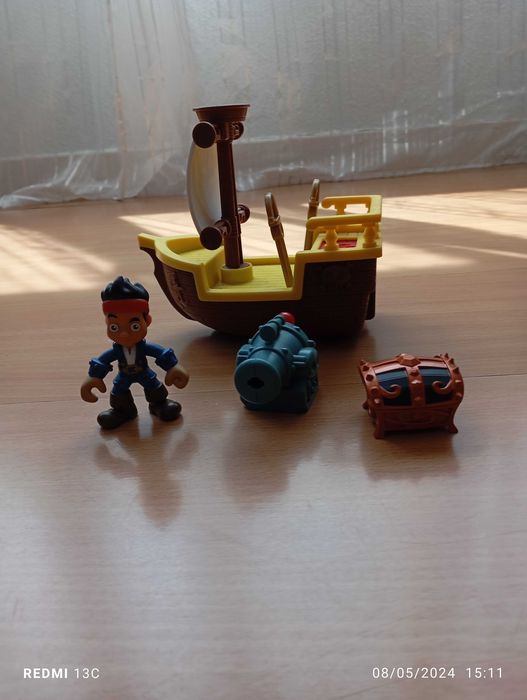Barco Jake com figura