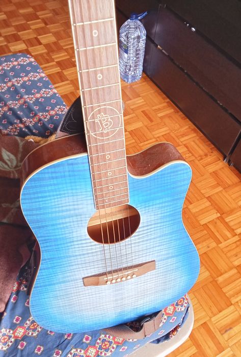 Viola elétrica usado como novo em muito bom estado, com cinta e capotr