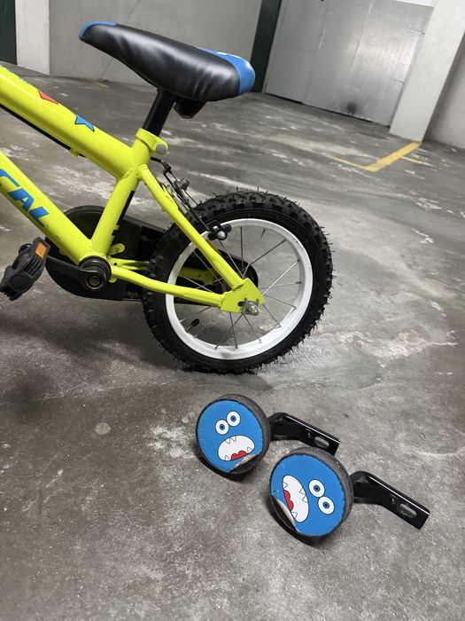 Bicicleta infantil com capacete