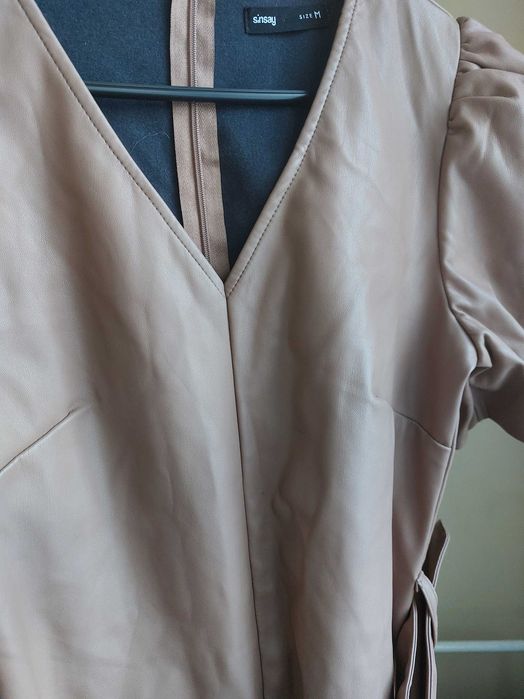 Sukienka na różne okazje a'la skóra