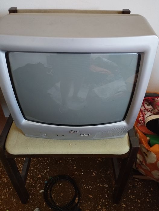 Televisão antiga a funcionar com TDT