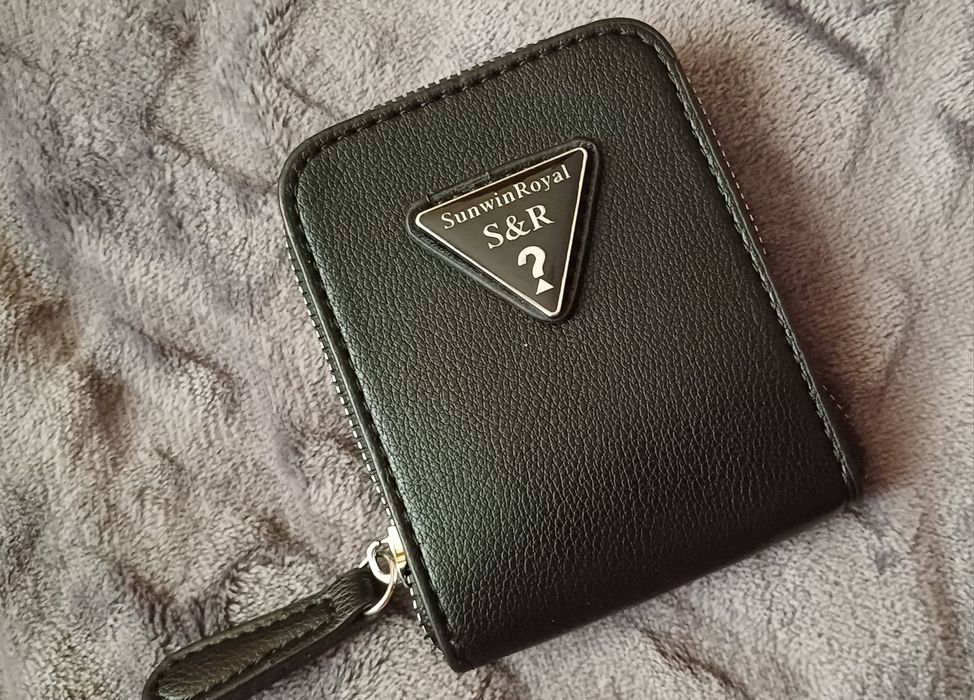 чорна сумка через плече