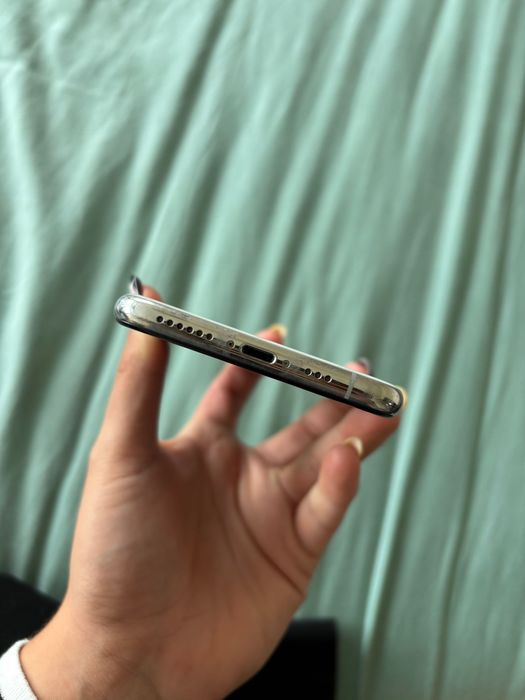 iPhone XS in excellent condition64738700094723124