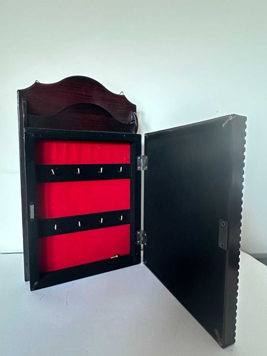 Chaveiro em plástico a imitar madeira.