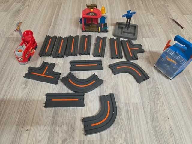 Hot Wheels tory kolejowe +zajezdnia