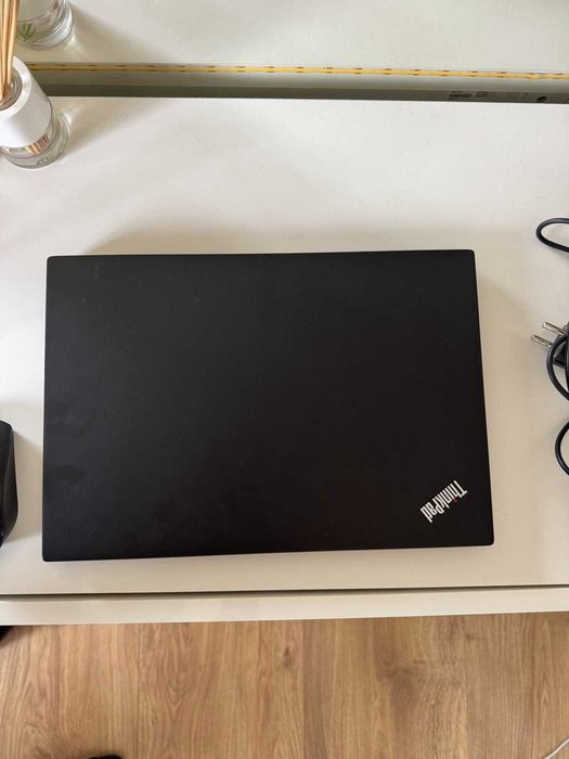 Lenovo ThinkPad T14s Gen 1, portátil empresarial leve e resistente, a funcionar perfeitamente.