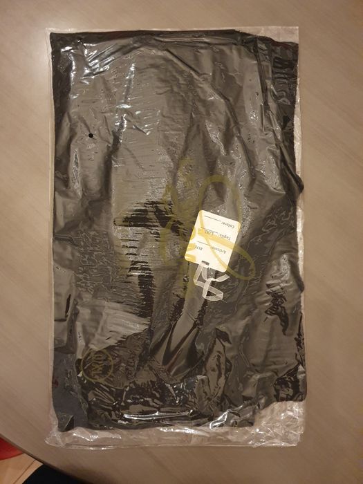 Czarny półgolf z rozcięciem