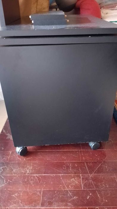 Móvel TV elegante e resistente. Portas de vidro. Suporte deslizante.
