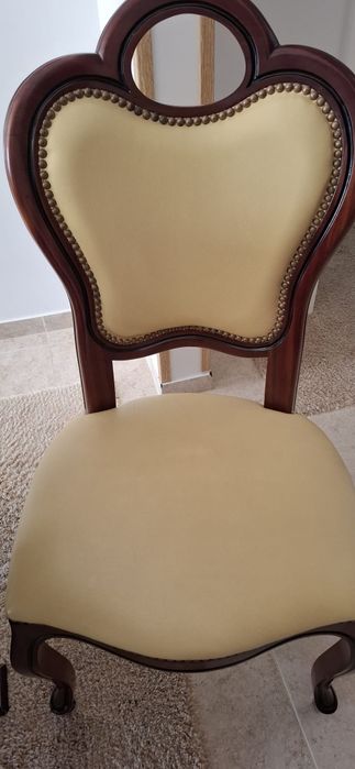 Mesa de sala extensível em mogno maciço mais seis cadeiras