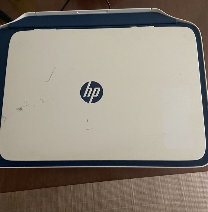 Impressora Hp desk jet 2721 ,  com  sinais de uso na tampa( riscos)