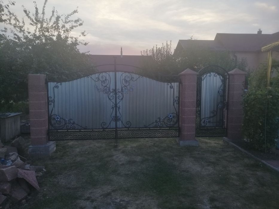 Ворота захід розпашні.