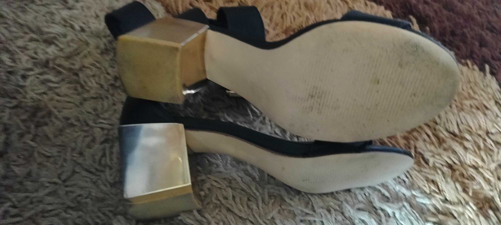 Czarno złote sandały na trapezowym złotym  obcasie