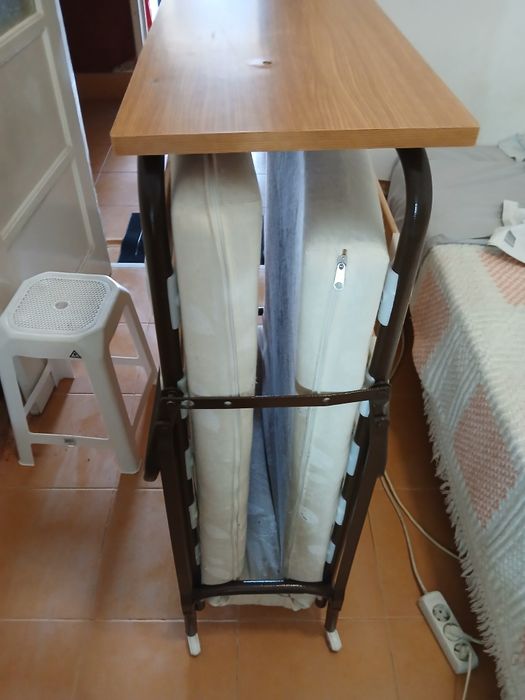 Cama e bengaleiro