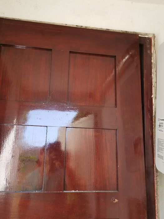 Porta de madeira maciça envernizada com aro completo
