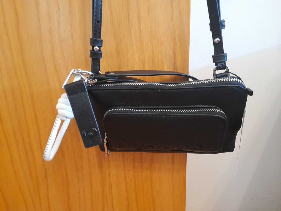 Bolsinha preta, a tiracolo, multiusos, marca Desigual