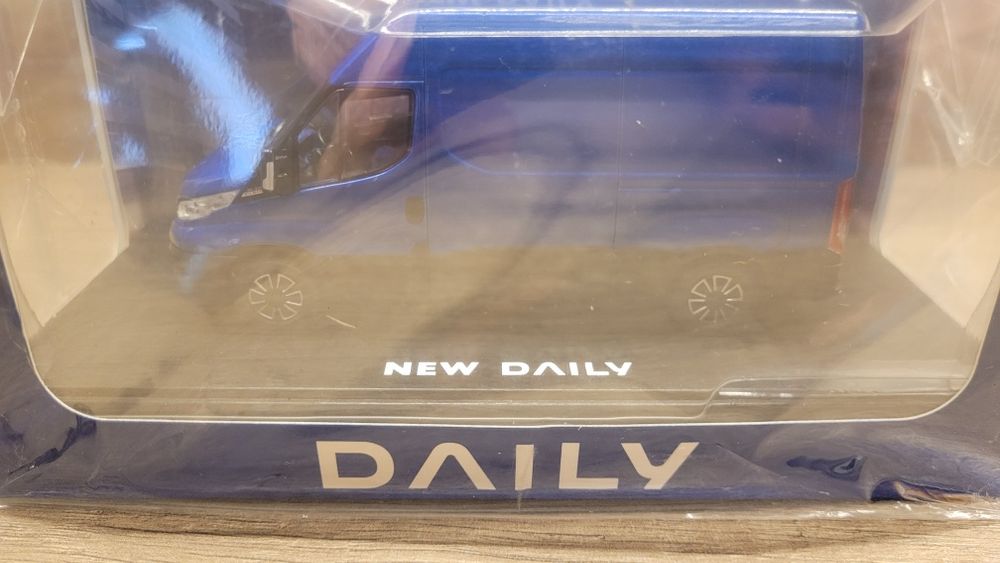 Model IVECO DAILY 2019 1:43 ELIGOR Blue Boreale Furgon MY19 NOWY