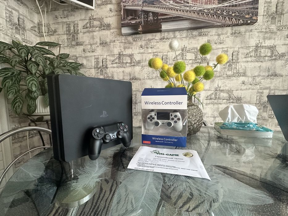Продам Sony  PlayStation 4 slim. Дуже багато ігор в комплекті