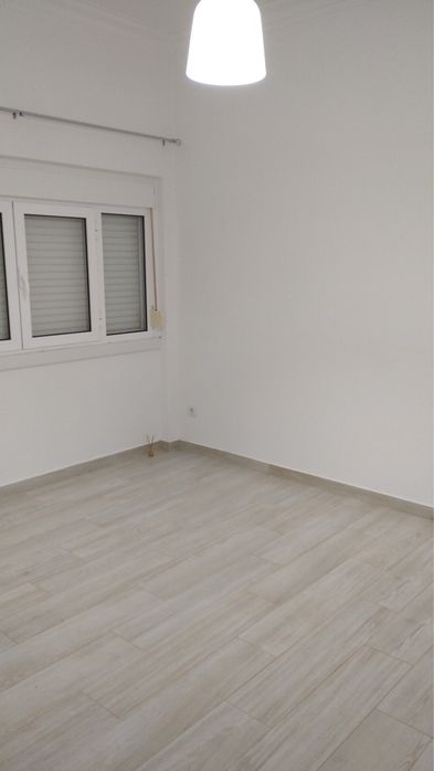 Alugo T1 jovial de cozinha vermelha