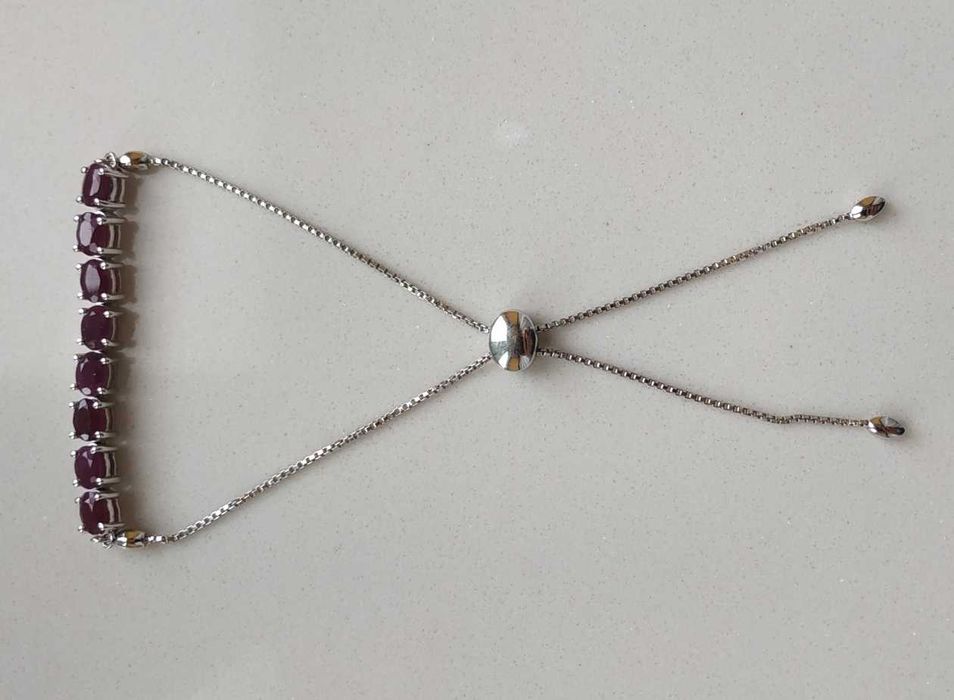 Srebrna bransoletka z rubinami, regulowana.