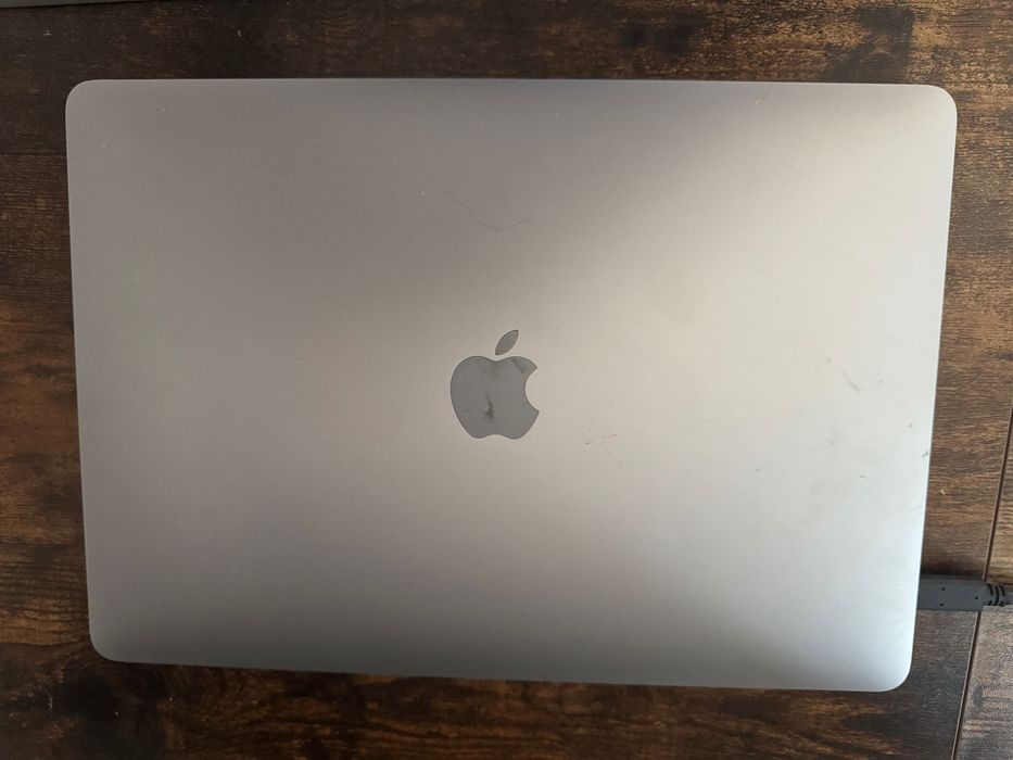 MacBook Air M1 8 / 256  – bardzo dobry stan, klawiatura rosyjska
