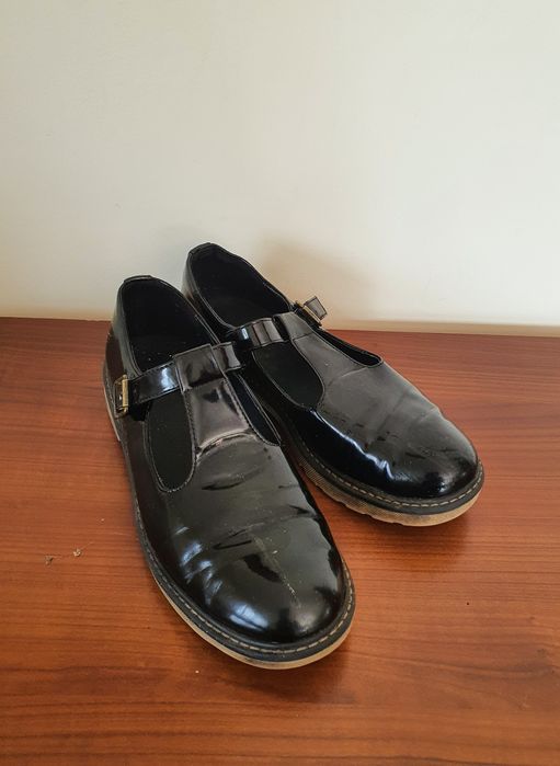 Czarne buty z zapięciami maryjane