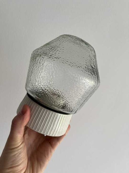 Lampa, biała ceramika, szklany klosz PRL