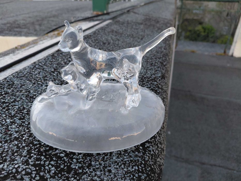 Peça decorativa de cristal com gatos.