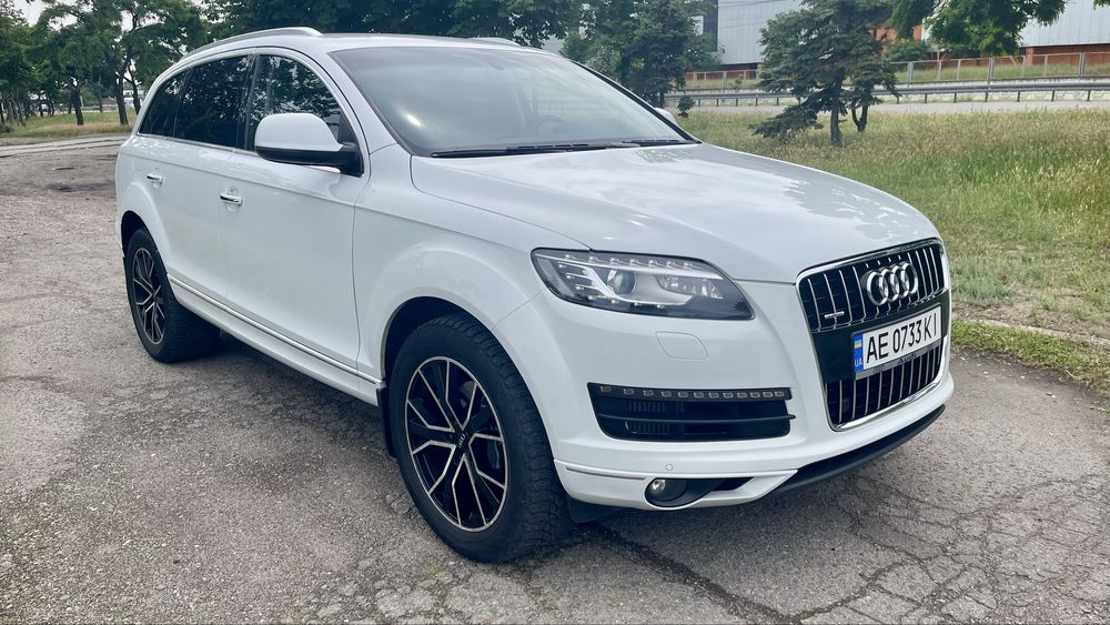 Автомобиль AUDI Q7
