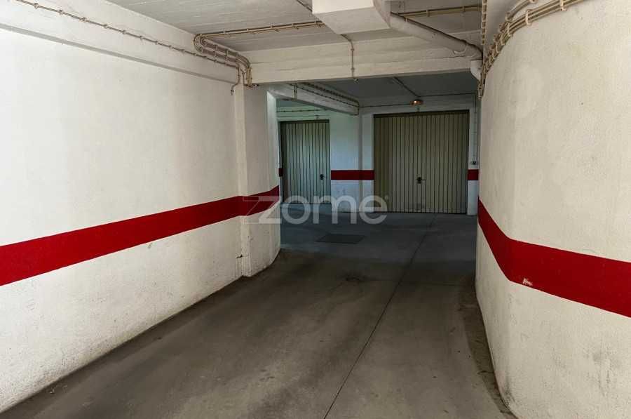 Arrenda-se Garagem (Box) com Luz natural - Queluz