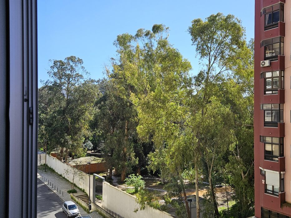 Fantástico T2 com dois wcs para arrendar no centro do Lumiar