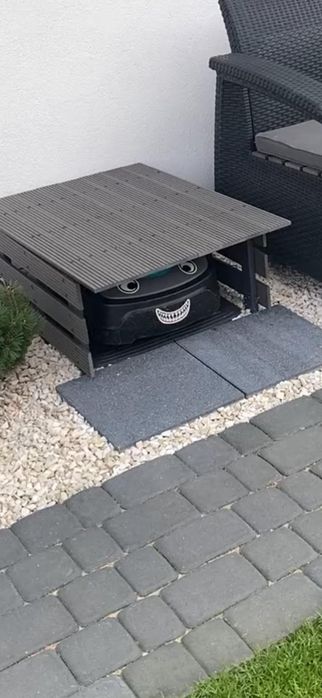 Garaż robota koszącego