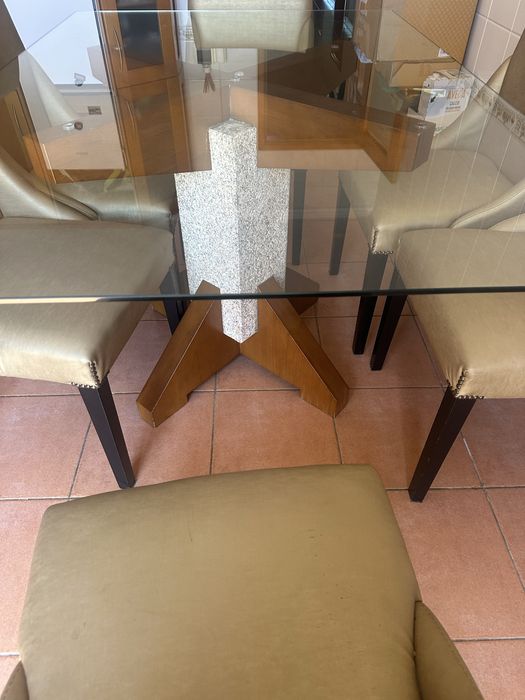 Mesa com tampi de vidro e seis cadeiras