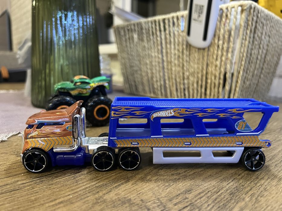 Машинка Hot Wheels трак