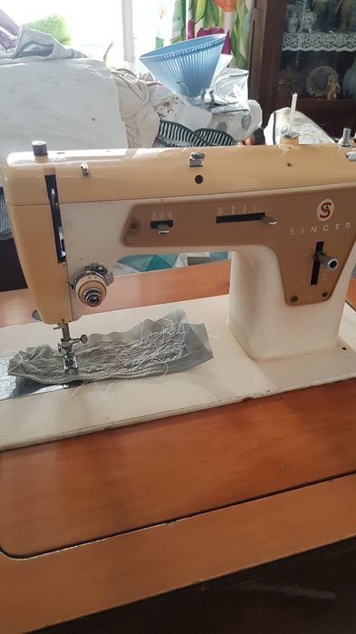 Máquina SINGER com móvel