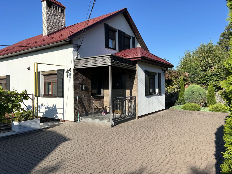 Продається будинок в дуже гарній локаціі ,з велик та гарним  на  місті