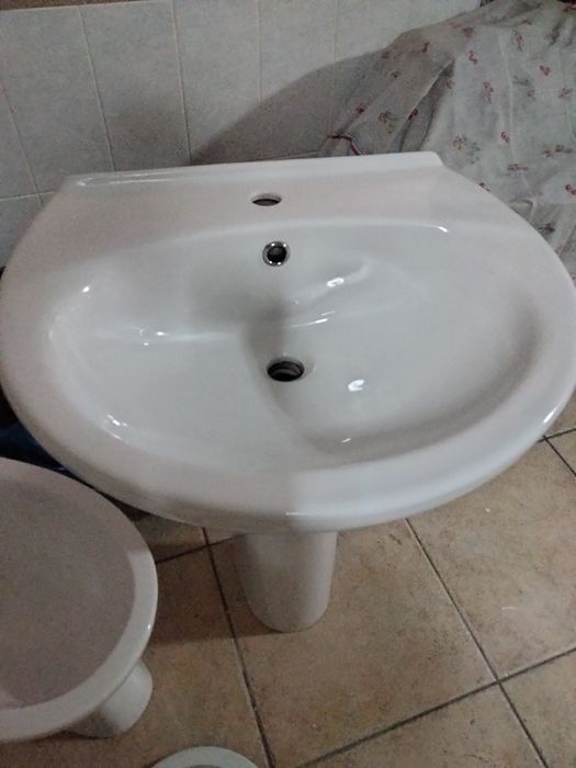 Loiças wc, lavatórios, bidé, lâmpada teto e canto chuveiro