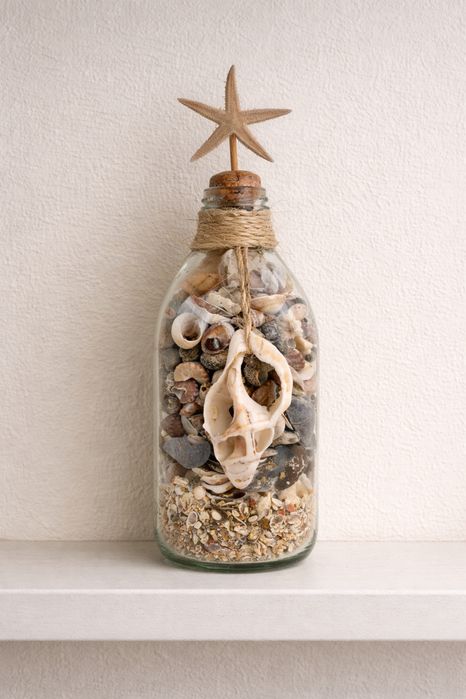 Frasco de vidro com conchas