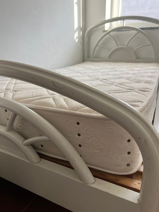 Cama de madeira branca com colchão e estrado