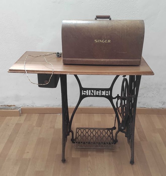 Máquina de costura Singer com lâmpada