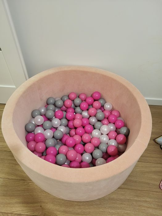 Suchy basen z kulkami