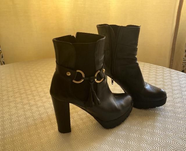 Botins preto em pele